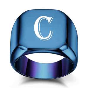 Bague carrée pour homme avec lettres gravées au laser bleu, design géométrique 18 mm, bijou cadeau - Product Image 3