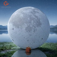 Lune gonflable géante lumineuse, planète gonflable, installation artistique lumineuse flottante sur l'eau