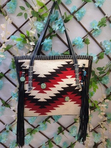 Bolso Tote de Hombro Casual de Cuero Genuino Marrón Hecho a Mano para Mujer KAMARVY con Forro de Algodón Premium y Cierre de Cremallera Resistente Feather Two - Product Image 3