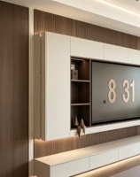Meuble mural TV intégré moderne, console TV personnalisée avec décor en lattes de bois et étagères de rangement