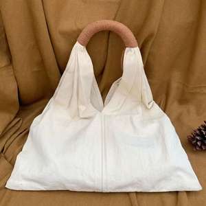 Sac à main à poignée tissée de couleur unie à la mode pour les femmes fourre-tout décontracté à bandoulière - Product Image 5