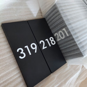 Plaque de numéros de chambre d'hôtel personnalisée en acrylique avec lettres en relief et ligne de séparation - Product Image 6