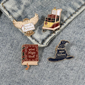 Spilla in lega smaltata placcata oro con motivo Cappello da strega dei cartoni animati, Libro di magia e Gufo, a tema Accademia di Magia, Disponibile - Product Image 4