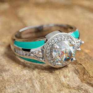 Anello di fidanzamento da donna in oro bianco con diamante taglio brillante rotondo naturale colore G, design a halo - Product Image 6