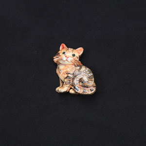 Broche de cristal vintage con diseño de gato rayado, insignia de animal esmaltada de gato Ragdoll con traje naranja, accesorio para bufanda - Product Image 4