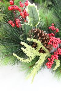 Guirlande de Noël personnalisée en pin et baies rouges pour porte ou mur, idéale pour les fêtes - Product Image 4