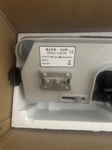Scie à ruban verticale Senmo G5012W pour la découpe des métaux, tension hydraulique, moteur 0,8 kW, capacité de coupe 100 mm, facile à utiliser - Product Image 3