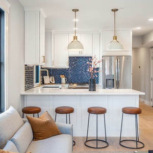 Mini ensemble complet d'armoires de cuisine blanches de style shaker avec poignées dorées de luxe, îlot de cuisine en chêne blanc teinté - Product Image 3