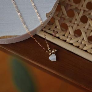 Collar con Colgante de Concha de Mariposa Blanca en Forma de Corazón con Cadena de Clavícula Envuelta en Oro de 14K, Diseño Simple con Pequeña Bola Dorada y Perla - Product Image 3