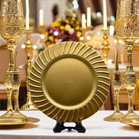 Assiettes de présentation de luxe en plastique PP doré de 13 pouces, durables, à bord festonné, pour la décoration de tables de mariage et de fêtes