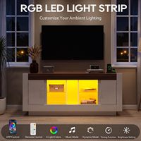 Meuble TV style Farmhouse pour téléviseurs 65-75 pouces, blanc et noyer, avec éclairage LED bicolore, 2 portes et étagères de rangement ouvertes