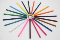 Lot de crayons hexagonaux en bois CENTURY 12 couleurs, écologiques et économiques, avec mines profondes et souples, dans une boîte en papier, option logo personnalisé