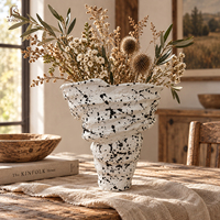 Vase à fleurs en céramique minimaliste Jossin avec texture artisanale et forme unique pour l'intérieur, chambre à coucher, salle à manger