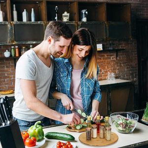 Planche à découper ronde en bois, diamètre 35 cm, épaisseur 2 cm, base rotative pour servir pizzas et desserts - Product Image 6
