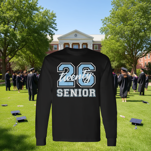 Camiseta de Manga Larga con Cuello Redondo Unisex, Estampada en Serigrafía con Letras Azul Pálido para Graduación de la Clase 2026 - Product Image 3