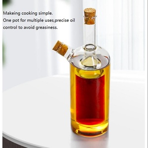 Bouteille à huile et vinaigre multifonction 2-<span class=keywords><strong>en</strong></span>-1 <span class=keywords><strong>en</strong></span> verre borosilicate transparent soufflé à la main avec bouchons <span class=keywords><strong>en</strong></span> liège, capacité 300ml-500ml - Product Image 3