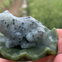 Figurine de grenouille en pierre sur feuille de lotus, sculpture animale miniature en cristal poli pour décoration intérieure ou cadeau