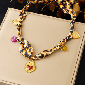 Temperamento explosivo Versátil Impreso Bufanda Sexy Estampado de leopardo Gota de aceite amor Sol Colgante Collar - Product Image 6