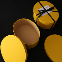 Élégante boîte cadeau ovale jaune pour le Festival de la Mi-Automne et les cadeaux d'anniversaire, avec ruban et carte de vœux