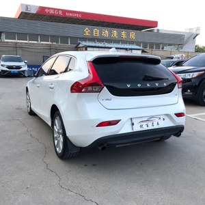 Venta al por mayor de <span class=keywords><strong>segunda</strong></span> <span class=keywords><strong>mano</strong></span> para <span class=keywords><strong>VOLVO</strong></span> V40 caja de cambios automática dirección izquierda asientos de cuero cámara trasera Interior oscuro <span class=keywords><strong>coches</strong></span> baratos disponibles - Product Image 3