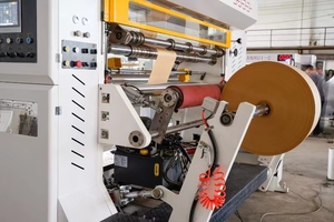 Machine de rembobinage de découpeuse de carton de papier d'aluminium de refendage de rouleau jumbo de déroulement hydraulique sans arbre HJKS-2000 - Product Image 4