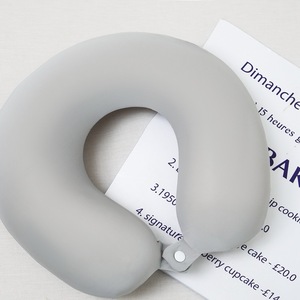Almohada de cuello portátil esencial de viaje en forma de U con cubierta de seda de hielo relleno de espuma de memoria lavable extraíble parte del cuerpo de estilo moderno - Product Image 2