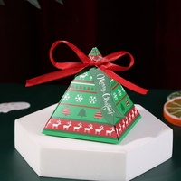 Boîte Cadeau Triangulaire de Noël avec Motif Visage du Père Noël, Matériaux Recyclés, Finition UV - Emballage Cadeau en Gros pour l'Export
