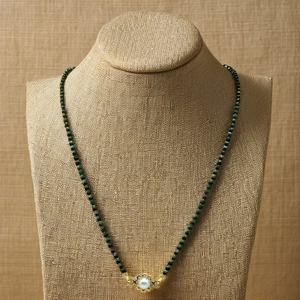 สร้อยคอทองคำแบบอินเดียโบราณ 22K ประดับมุกเม็ดเดียวรูปดอกไม้ พร้อมลูกปัดสีดำ สำหรับผู้หญิง เหมาะสำหรับสวมใส่ทุกวัน - Product Image 3