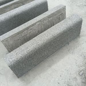 Bordure en granit gris moderne sablée, design en blocs pour allées de jardin, routes et parcs - Product Image 3