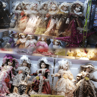 Poupée russe américaine avec une belle robe et un chapeau, ours en peluche, poupée en porcelaine