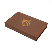 Boîte à chocolat rigide de luxe personnalisée à double porte, avec pelliculage mat doré, matériaux recyclés, fermeture magnétique et insert en mousse.