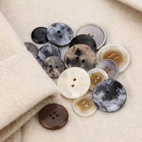 Kancing Resin Cangkang Imitasi Berpola Bulat Warna Hitam Beige Biru Coklat 2 Lubang 4 Lubang 14L 16L 18L 20L 24L untuk Kemeja