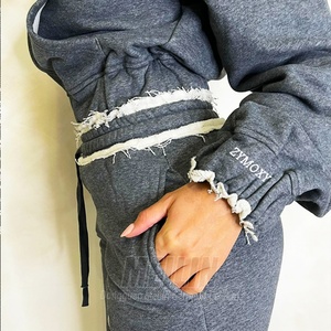 Conjunto Deportivo Personalizado de Alta Calidad para Mujer, Dos Piezas, Sudadera con Capucha y Pantalones Deportivos de Algodón Gris con Estampado Puff, Cierre de Cremallera - Product Image 2