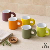 Ensemble de tasses en céramique cylindriques lisses et mates, cinq couleurs : mauve, orange, jaune, vert sauge, blanc brillant, avec intérieur blanc brillant et poignée épaisse en forme de donut, pour la maison