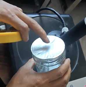 食品コーン小麦粉ソフトキャンディーパウダーとスパイス用にエンボス加工された高品質の電磁誘導アルミホイルシールガスケット/ライナー - Product Image 1