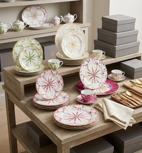 <span class=keywords><strong>Service</strong></span> de vaisselle <span class=keywords><strong>en</strong></span> <span class=keywords><strong>porcelaine</strong></span> élégant à motif floral, bordure dorée, assiettes <span class=keywords><strong>en</strong></span> céramique pour restaurants et services de traiteur haut de gamme - Product Image 6