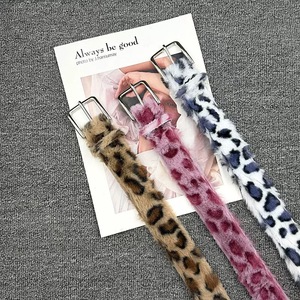 Hottie Retro Trendy Gargantilla Cinturón para diseño de estampado de leopardo en forma de ojo de felpa rosa con material de PU - Product Image 1