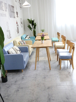 Ensemble de mobilier de café couleur macaron nordique : canapé deux places avec table en bois et chaises assorties pour salon de thé