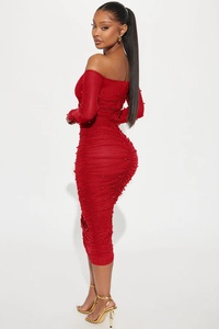 Vestido midi rojo con hombros descubiertos, manga larga, fruncido, con detalles de perlas, ajustado, de malla, para cóctel, graduación, invitada de boda - Product Image 2
