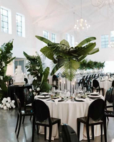 Fauteuil monobloc en polycarbonate à dossier rond avec emballage en carton peu encombrant pour les flottes de location de matériel de mariage aux États-Unis