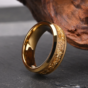 Nouvelle Bague en Tungstène en Or Jaune 18 carats Bijoux de Mode Sablée 8mm, Bague en Tungstène Or Saoudien Bijoux avec Incrustation de Feuilles d'Or - Product Image 4