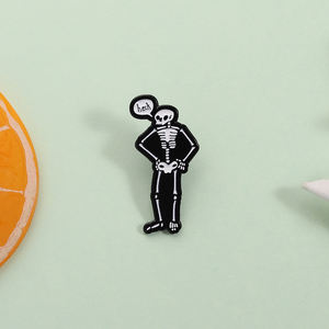 Dunkler Niedlicher Totenkopf Emaille-Anstecker mit Comic-Bubble-Design, Schwarz-Weißer Totenkopf, Goth-Humor Brosche Großhandel - Product Image 2