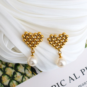 Boucles d'oreilles pendantes géométriques à grappe de perles |   Acier inoxydable plaqué or 18 carats PVD, motifs losanges et cœurs avec perle pour femmes - Product Image 4