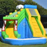 Toboggan aquatique gonflable commercial en forme de crocodile de dessin animé avec piscine et zone de saut