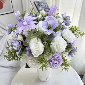 Arreglo floral personalizado romántico con rosas moradas, lavanda y flores blancas para centros de mesa de boda - Product Image 1