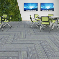 Dalles de moquette commerciales pour bureaux 100x25cm en polyester rembourré à rayures avec support en PVC pour hôtels