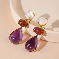 Boucles d'oreilles en coquillage blanc naturel 18*52mm avec pendentif en quartz fraise et améthyste de forme géométrique, serti à griffes plaqué or