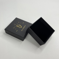 Boîte à bijoux rigide noire personnalisée avec logo doré estampé à chaud, couvercle et base, boîte cadeau pour emballage de bagues et de boucles d'oreilles