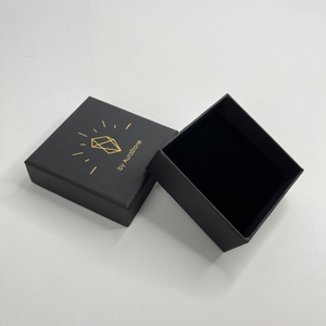 Caja de joyería rígida negra personalizada con estampado en caliente de logotipo dorado en la tapa y la base, caja de regalo para embalaje de anillos y pendientes. - Product Image 6