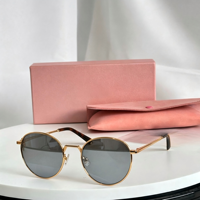 Lunettes de soleil rétro unisexes à monture carrée en métal, petite monture, verres dégradés en PC couleur or, protection UV400, design de luxe